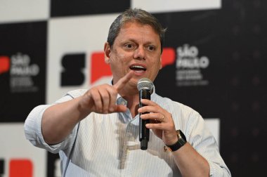 SAO PAULO (SP), Brezilya 12 / 21 / 2023 - Sao Paulo Valisi, Tarcisio de Freitas bu Perşembe günü Palacio dos Bandeirantes 'de Sao Paulo belediyelerine yapılan yatırımların imzalanması sırasında). 