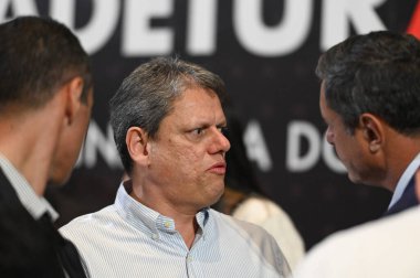 SAO PAULO (SP), Brezilya 12 / 21 / 2023 - Sao Paulo Valisi, Tarcisio de Freitas bu Perşembe günü Palacio dos Bandeirantes 'de Sao Paulo belediyelerine yapılan yatırımların imzalanması sırasında). 