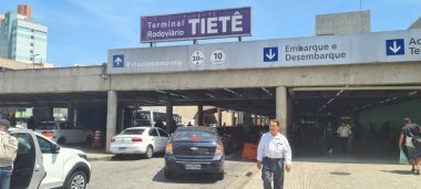 SAO PAULO (SP), BRAZIL 12 / 21 / 2023 - Sao Paulo 'daki Tiete Otobüs Terminalinde Bu Perşembe (21.). 