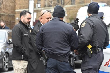 (Polis Bronx, New York 'ta silahlı çatışmaya karıştı. 23 Aralık 2023, Bronx, New York, ABD: Yetkililer Bronx 'ta, Cumartesi öğleden sonra Creston Bulvarı' nda vurulan bir polisin olay yerinde kanıt toplayıp çalışırken görüldü.