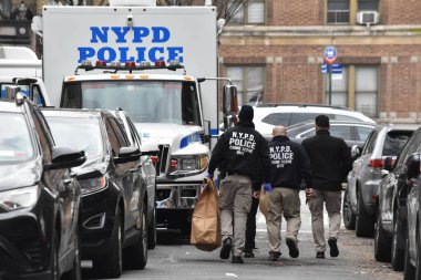 (Polis Bronx, New York 'ta silahlı çatışmaya karıştı. 23 Aralık 2023, Bronx, New York, ABD: Yetkililer Bronx 'ta, Cumartesi öğleden sonra Creston Bulvarı' nda vurulan bir polisin olay yerinde kanıt toplayıp çalışırken görüldü.