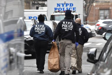 (Polis Bronx, New York 'ta silahlı çatışmaya karıştı. 23 Aralık 2023, Bronx, New York, ABD: Yetkililer Bronx 'ta, Cumartesi öğleden sonra Creston Bulvarı' nda vurulan bir polisin olay yerinde kanıt toplayıp çalışırken görüldü.