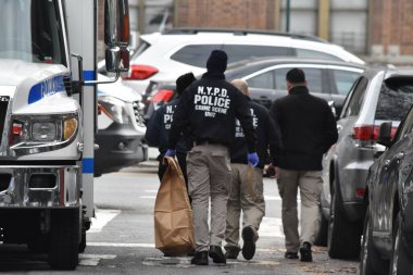 (Polis Bronx, New York 'ta silahlı çatışmaya karıştı. 23 Aralık 2023, Bronx, New York, ABD: Yetkililer Bronx 'ta, Cumartesi öğleden sonra Creston Bulvarı' nda vurulan bir polisin olay yerinde kanıt toplayıp çalışırken görüldü.
