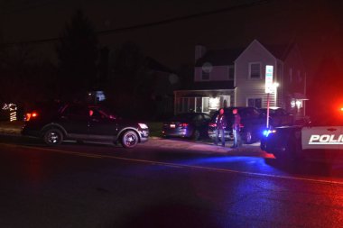 Yetkililer Fair Lawn, New Jersey 'de iki silahlı soygun şüphelisini takip etti. 24 Aralık 2023, Fair Lawn, New Jersey, ABD Noel sabahı, Paterson, New Jersey 'de aranan iki silahlı soygun şüphelisi Fair Lawn' da takip edildi..