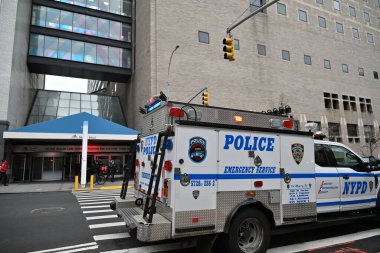 (Polis, Manhattan, New York 'taki Mount Sinai Hastanesi' nde bir bomba ihbarı aldı. 25 Aralık 2023, Manhattan, New York, ABD: Polis, Manhattan, New York 'taki Mount Sinai Hastanesi' nde bomba ihbarına yanıt verdi. 