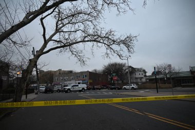 Newark, New Jersey 'de cinayet soruşturması. 25 Aralık 2023, Newark, New Jersey, ABD: Clinton Bulvarı 'nda bir kişi öldürüldü. Polis benzin istasyonunun yakınında yanan bir araç buldu.. 
