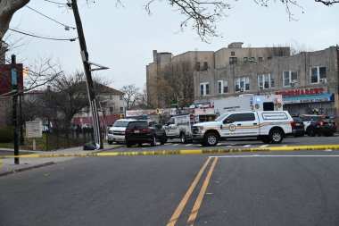 Newark, New Jersey 'de cinayet soruşturması. 25 Aralık 2023, Newark, New Jersey, ABD: Clinton Bulvarı 'nda bir kişi öldürüldü. Polis benzin istasyonunun yakınında yanan bir araç buldu.. 