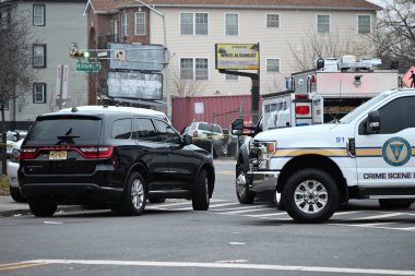 Newark, New Jersey 'de cinayet soruşturması. 25 Aralık 2023, Newark, New Jersey, ABD: Clinton Bulvarı 'nda bir kişi öldürüldü. Polis benzin istasyonunun yakınında yanan bir araç buldu.. 