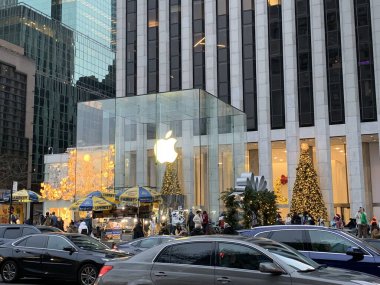 New Yorklular Noel günü alışveriş için Elma Mağazası 'na akın ettiler. 25 Aralık 2023, New York, ABD: New Yorklular ve turistler Noel tatilini 5. Cadde 'deki Apple Store' da alışveriş yapmak için kullandılar..