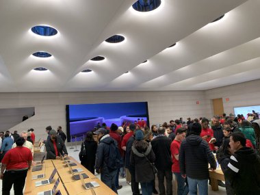 New Yorklular Noel günü alışveriş için Elma Mağazası 'na akın ettiler. 25 Aralık 2023, New York, ABD: New Yorklular ve turistler Noel tatilini 5. Cadde 'deki Apple Store' da alışveriş yapmak için kullandılar..