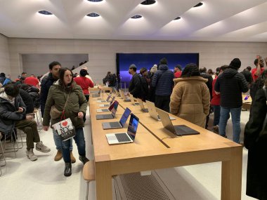 New Yorklular Noel günü alışveriş için Elma Mağazası 'na akın ettiler. 25 Aralık 2023, New York, ABD: New Yorklular ve turistler Noel tatilini 5. Cadde 'deki Apple Store' da alışveriş yapmak için kullandılar..