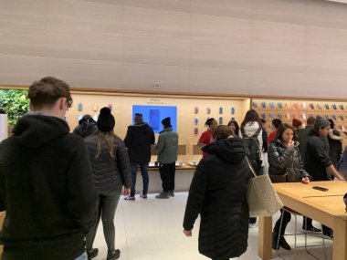 New Yorklular Noel günü alışveriş için Elma Mağazası 'na akın ettiler. 25 Aralık 2023, New York, ABD: New Yorklular ve turistler Noel tatilini 5. Cadde 'deki Apple Store' da alışveriş yapmak için kullandılar..