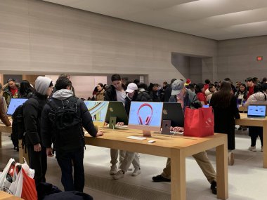 New Yorklular Noel günü alışveriş için Elma Mağazası 'na akın ettiler. 25 Aralık 2023, New York, ABD: New Yorklular ve turistler Noel tatilini 5. Cadde 'deki Apple Store' da alışveriş yapmak için kullandılar..