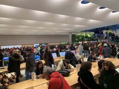 New Yorklular Noel günü alışveriş için Elma Mağazası 'na akın ettiler. 25 Aralık 2023, New York, ABD: New Yorklular ve turistler Noel tatilini 5. Cadde 'deki Apple Store' da alışveriş yapmak için kullandılar..