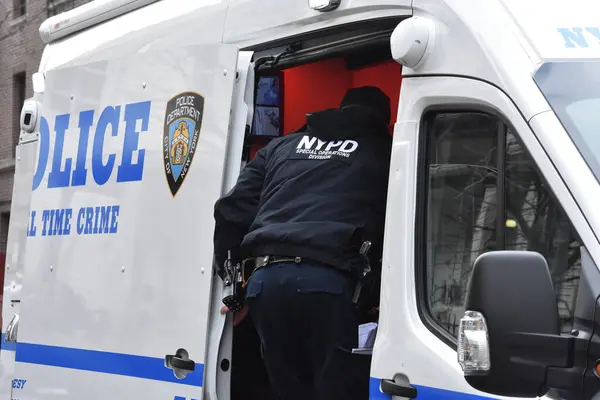 (Polis Bronx, New York 'ta silahlı çatışmaya karıştı. 23 Aralık 2023, Bronx, New York, ABD: Yetkililer Bronx 'ta, Cumartesi öğleden sonra Creston Bulvarı' nda vurulan bir polisin olay yerinde kanıt toplayıp çalışırken görüldü.