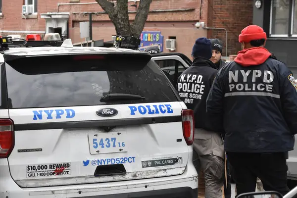 (Polis Bronx, New York 'ta silahlı çatışmaya karıştı. 23 Aralık 2023, Bronx, New York, ABD: Yetkililer Bronx 'ta, Cumartesi öğleden sonra Creston Bulvarı' nda vurulan bir polisin olay yerinde kanıt toplayıp çalışırken görüldü.