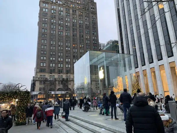 New Yorkers Crowd Apple Store Shopping Christmas Day December 2023 — Stock Photo, Image