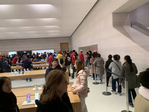New Yorkers Crowd Apple Store Shopping Christmas Day December 2023 — Stock Photo, Image