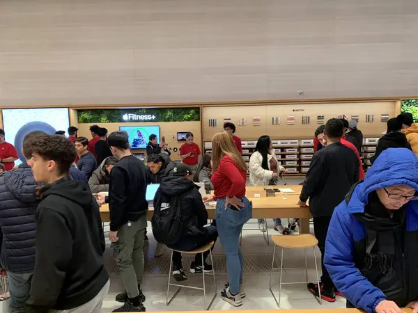 New Yorkers Crowd Apple Store Para Compras Día Navidad Diciembre — Foto de Stock