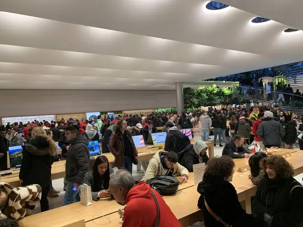 New Yorkers Crowd Apple Store Para Compras Día Navidad Diciembre —  Fotos de Stock