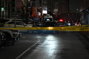 Queens, New York 'ta iki kişi vuruldu, bir kişi öldü. 27 Aralık 2023, Queens, New York, ABD: 103. NYPD karakolunda olay yeri. 28 yaşında bir kadın ve 39 yaşında bir erkek Queens 'teki 127. Cadde ve Liberty Avenue' de vuruldu.