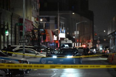 Queens, New York 'ta iki kişi vuruldu, bir kişi öldü. 27 Aralık 2023, Queens, New York, ABD: 103. NYPD karakolunda olay yeri. 28 yaşında bir kadın ve 39 yaşında bir erkek Queens 'teki 127. Cadde ve Liberty Avenue' de vuruldu.