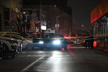 Queens, New York 'ta iki kişi vuruldu, bir kişi öldü. 27 Aralık 2023, Queens, New York, ABD: 103. NYPD karakolunda olay yeri. 28 yaşında bir kadın ve 39 yaşında bir erkek Queens 'teki 127. Cadde ve Liberty Avenue' de vuruldu.