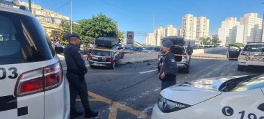 SAO PAULO (SP), 12 / 27 / 2023 - Alameda Eduardo Prado 'nun köşesindeki Av Rio Branco polis takibinde dört kişi kaçırıldı. Mahkumlar raporları hazırlamak için 2. DP 'ye götürüldü..