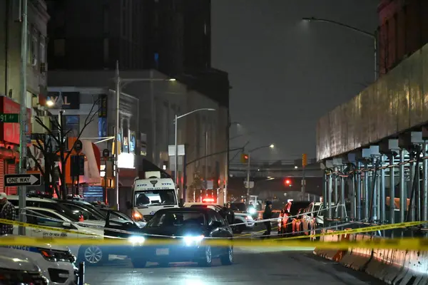 2人が射殺され 1人がニューヨークのクイーンズで銃撃で死亡した 2023年12月27日 クイーンズ ニューヨーク アメリカ合衆国103番目のニューヨーク市警署のシーン 28歳の女性と39歳の男性がクイーンズの127丁目とリバティ アベニューで銃撃された — ストック写真