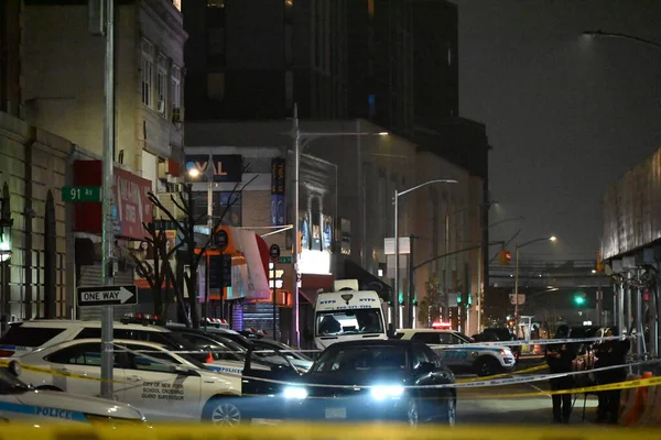 2人が射殺され 1人がニューヨークのクイーンズで銃撃で死亡した 2023年12月27日 クイーンズ ニューヨーク アメリカ合衆国103番目のニューヨーク市警署のシーン 28歳の女性と39歳の男性がクイーンズの127丁目とリバティ アベニューで銃撃された — ストック写真