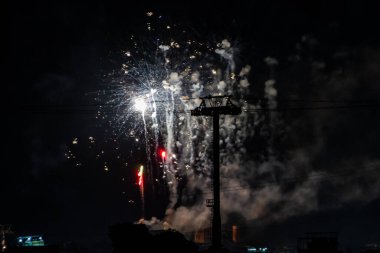Rio de Janeiro (RJ) 01 / 01 / 2024 - Rio de Janeiro 'nun kuzey bölgesinde yer alan Alman Kompleksi (CPX), tarihin en büyük havai fişek yangınına sahne oldu.. 