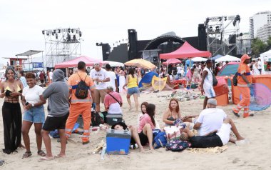 RIO DE JANEIRO (RJ), BRAZIL 01 / 01 / 2024 - COMLURB çalışanları, Copacabana plajındaki yeni yıl partisinden sonra yılın ilk günü tonlarca çöpü temizlemek için bu sabah yoğun bir şekilde çalışıyorlar
