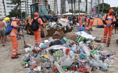RIO DE JANEIRO (RJ), BRAZIL 01 / 01 / 2024 - COMLURB çalışanları, Copacabana plajındaki yeni yıl partisinden sonra yılın ilk günü tonlarca çöpü temizlemek için bu sabah yoğun bir şekilde çalışıyorlar