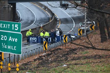 Queens, New York 'taki Cross Island Parkway' de dört kişi öldü ve bir kişinin durumu stabil. 1 Ocak 2024, Queens, New York, ABD: Yeni yıl günü, yaklaşık olarak sabah 5: 50 'de, otoparkın bir bölümünde.