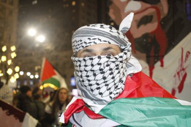 (Yeni yıl arifesinde Herald Meydanı 'ndaki Macy' nin önünde Pro Filistin Protestosu. 31 Aralık 2023, New York, ABD: Pro Filistinli protestocular Herald Meydanı 'ndaki Macy' s Store önünde toplandı.