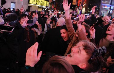 Times Meydanı 'nda yeni yıl arifesi. 31 Aralık 2023, New York, ABD: Dünyanın dört bir yanından milyonlarca insan, New York 'un yeni yılını kutlamak ve ünlü sanatçıların sunumlarını yapmak için Times Meydanı' nda toplandı. 