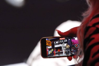 Flo Ri Da, Times Meydanı 'nda yeni yıl arifesinde gösteri yapıyor. 31 Aralık 2023, New York, ABD: Flo Ri Da, hayranlarının çığlıkları ve şarkıları eşliğinde Times Meydanı 'nda canlı performans sergiliyor.