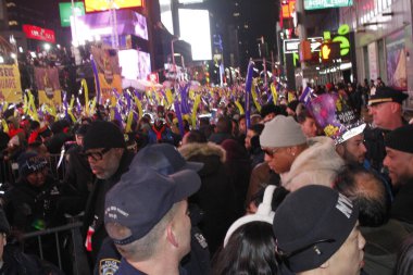 LL Havalı J, Times Meydanı 'nda yeni yıl arifesinde gösteri yapıyor. 31 Aralık 2023, New York, ABD: LL Havalı J, Times Meydanı 'ndaki yeni yıl arifesinde hayranlarının keyfine göre canlı performans sergiliyor..