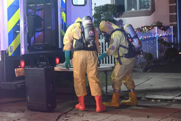 HAZMAT birimleri Ridgefield Park, New Jersey 'deki bir eve gidiyor. 29 Aralık 2023, Ridgefield Park, New Jersey, ABD: HAZMAT Ridgefield Park 'taki 23 4. Cadde' ye Cuma günü çöpte şüpheli bir madde rapor edildi.