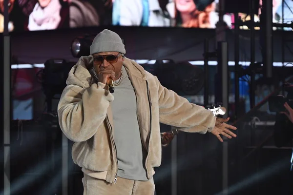 stock image LL Cool J performs at Dick Clark's New Year's Rockin' Eve With Ryan Seacrest 2024 in Times Square in Manhattan, New York. December 31, 2023, Manhattan, New York, USA: LL Cool J performs at Dick Clark's New Year's Rockin' Eve 