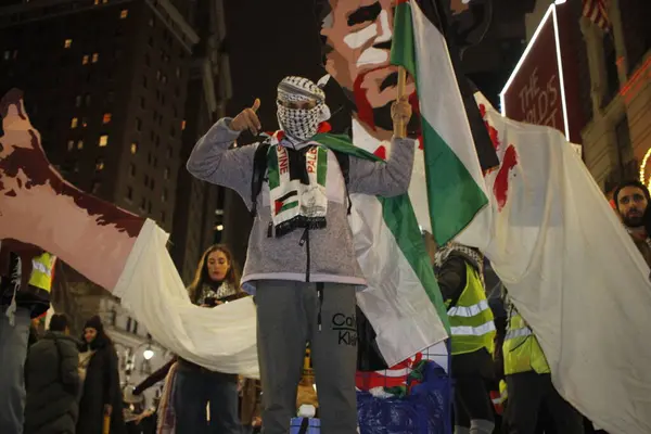 新しい ヘラルド広場でメイシーズの前で大晦日にパレスチナのプロテスタント 2023年12月31日 アメリカ合衆国ニューヨーク プロパレスチナの抗議者たちが 大晦日のお祝いの間 ヘラルド広場のメイシーズストアの前に集まった — ストック写真