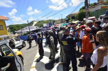 NATAL (RN), Brezilya 03 / 01 / 2024 - Kaydedilmemiş sokak satıcılarının, 2024 yazının başında Natal 'daki Ponta Negra plajında çalışmaları engelleniyor.