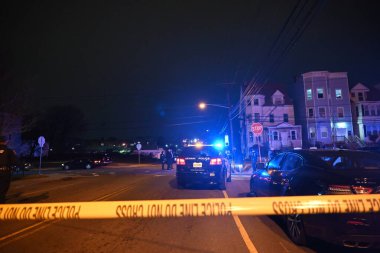 Newark, New Jersey 'de 23 yaşındaki bir adamı ağır yaraladı. 3 Ocak 2024, Newark, New Jersey, ABD: Yetkililer Ridgewood Bulvarı 'nın 100 bloğuna bugün, 3 Ocak 2024, saat 21.57 sularında yapılan bir arama üzerine 