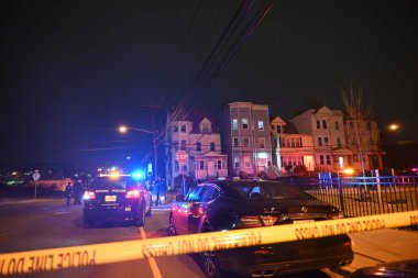 Newark, New Jersey 'de 23 yaşındaki bir adamı ağır yaraladı. 3 Ocak 2024, Newark, New Jersey, ABD: Yetkililer Ridgewood Bulvarı 'nın 100 bloğuna bugün, 3 Ocak 2024, saat 21.57 sularında yapılan bir arama üzerine 