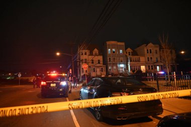 Newark, New Jersey 'de 23 yaşındaki bir adamı ağır yaraladı. 3 Ocak 2024, Newark, New Jersey, ABD: Yetkililer Ridgewood Bulvarı 'nın 100 bloğuna bugün, 3 Ocak 2024, saat 21.57 sularında yapılan bir arama üzerine 