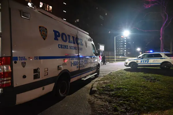 警察は火曜日 ニューヨーク州ブルックリンで15歳の少年が死亡した銃撃事件を調査した 2024年1月3日 ブルックリン ニューヨーク 火曜日 2023年1月2日午後 警察は男性のショットの呼び出しに応答しました — ストック写真