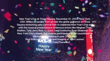 Times Meydanı 'nda yeni yıl arifesi. 31 Aralık 2023, New York, ABD: Dünyanın dört bir yanından milyonlarca insan, New York 'un yeni yılını kutlamak ve ünlü sanatçıların sunumlarını yapmak için Times Meydanı' nda toplandı. 