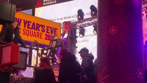 在时代广场的除夕夜 梅根的种马表演 2023年12月31日 美国纽约州休斯顿 美国说唱歌手Megan Jovon Ruth Pete在新年前夕现场表演 — 图库视频影像