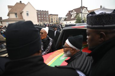 Merhum İmam Hasan Şerif 'in cesedi Janazah' ın (cenaze) Newark, New Jersey 'de tutulduğu binaya girer. 6 Ocak 2024, Newark, New Jersey, ABD: Yaslı insanlar binanın dışında Janazah için sarıldılar, dua ettiler ve ibadet ettiler 