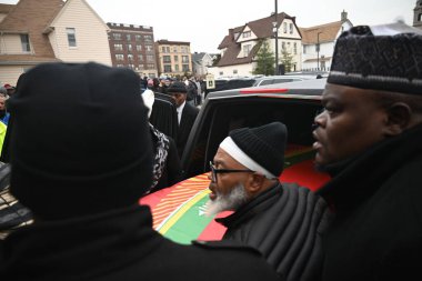 Merhum İmam Hasan Şerif 'in cesedi Janazah' ın (cenaze) Newark, New Jersey 'de tutulduğu binaya girer. 6 Ocak 2024, Newark, New Jersey, ABD: Yaslı insanlar binanın dışında Janazah için sarıldılar, dua ettiler ve ibadet ettiler 